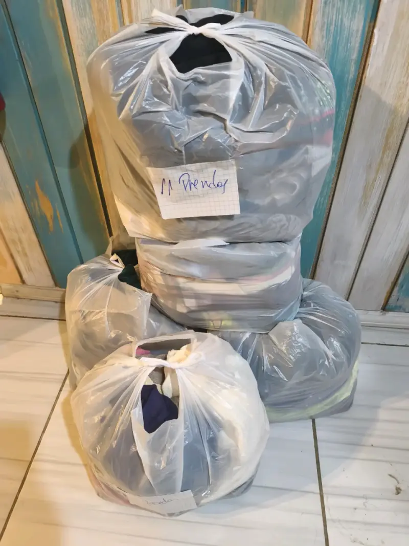 Lote de ropa variada en bolsas