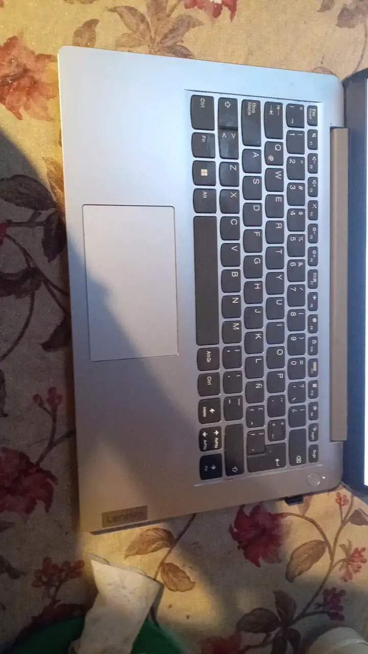 Laptop plateada en buen estado - 3