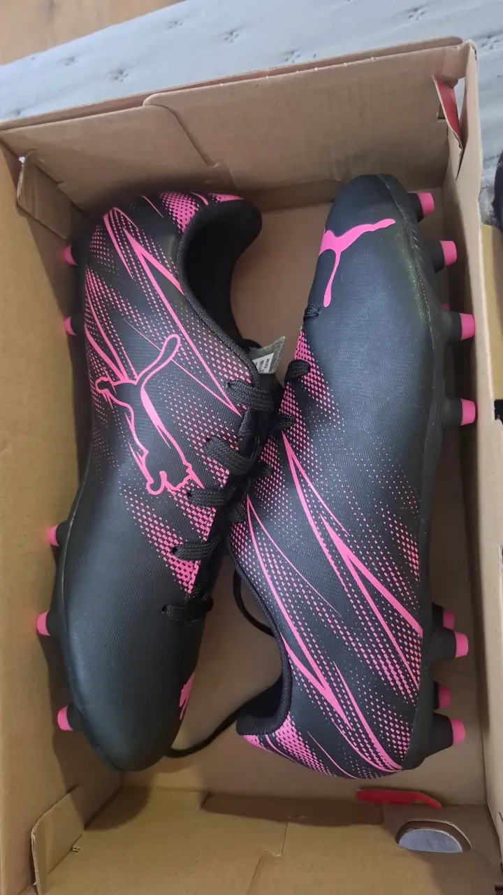 Botines de fútbol Puma negros y rosados - 1