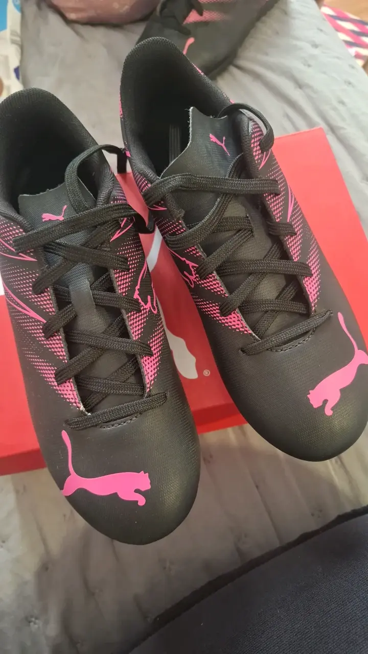 Botines de fútbol Puma negros y rosados - 2