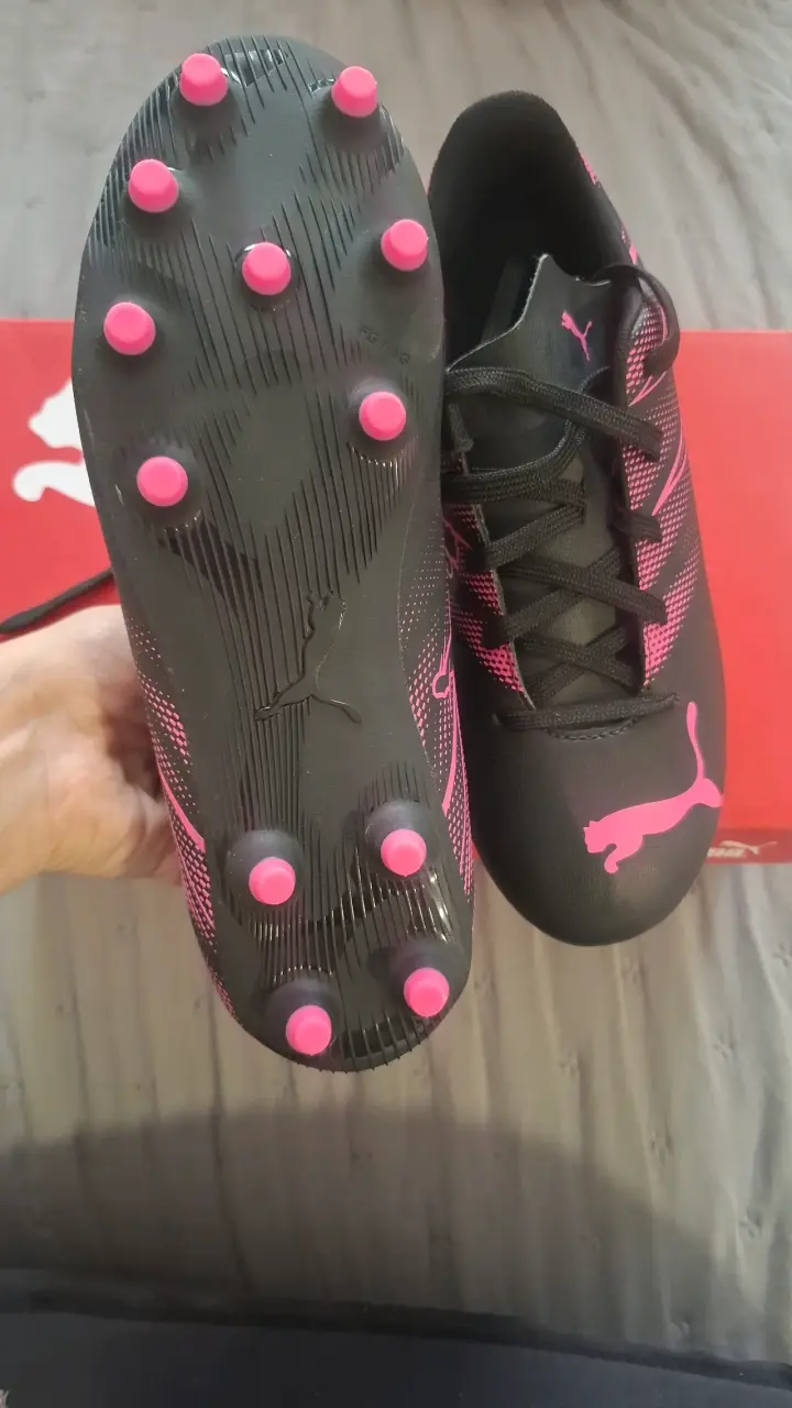 Botines de fútbol Puma negros y rosados - 3