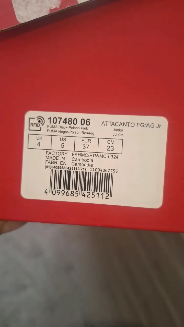 Botines de fútbol Puma negros y rosados - 4