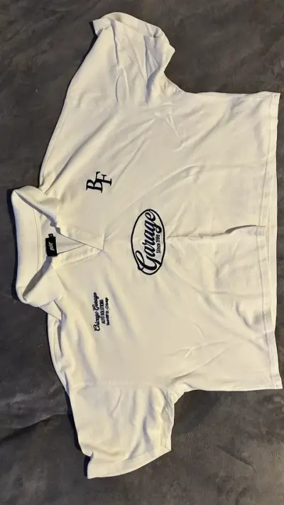 Polera blanca Garage con logo bordado - miniatura 1