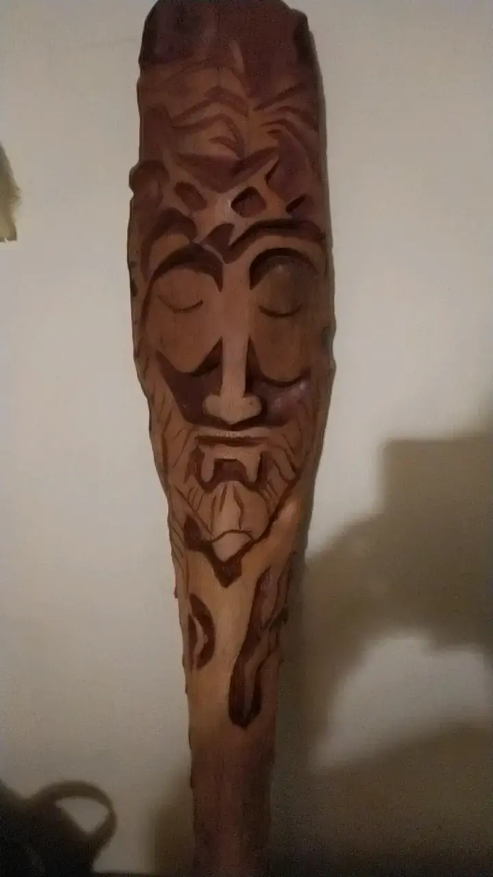 Máscara tallada en madera artesanal