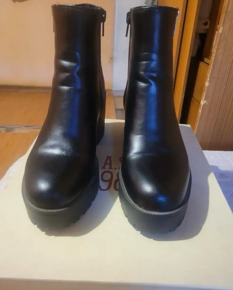 Botines de cuero negro con cierre lateral - 1