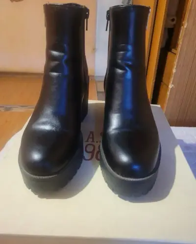 Botines de cuero negro con cierre lateral - miniatura 1