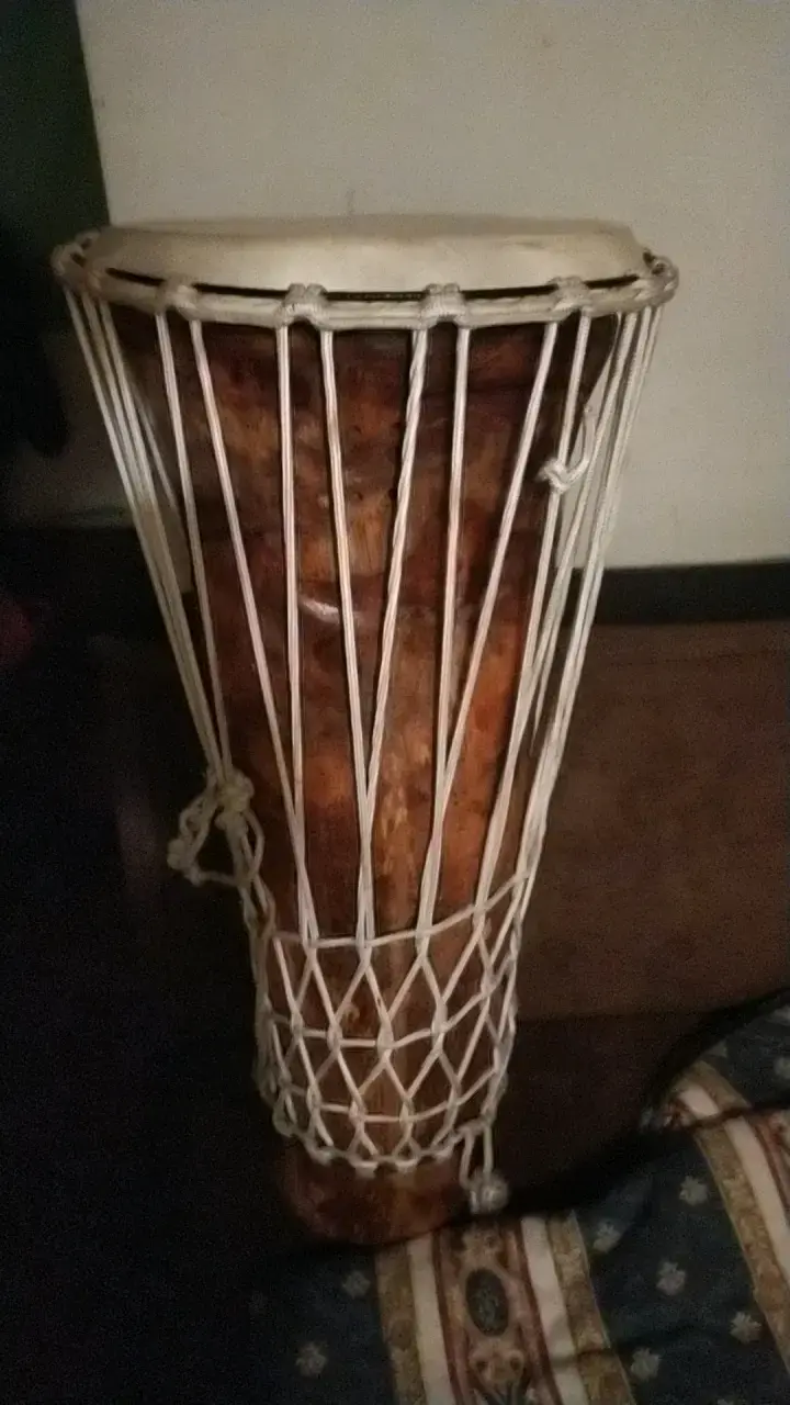 Tambor africano de madera artesanal