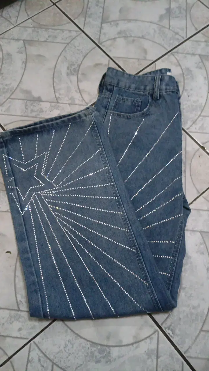 Jeans azules con diseño de estrellas y brillos