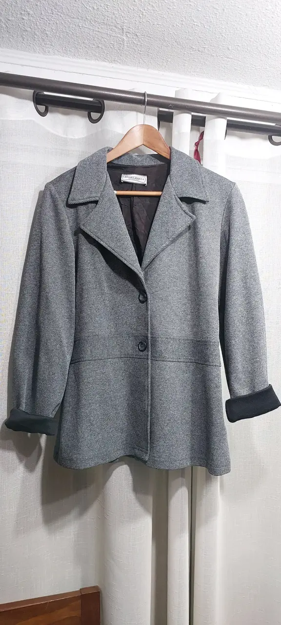 Blazer gris de mujer elegante - 1
