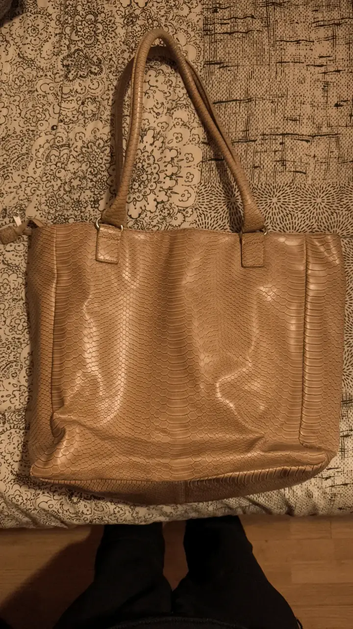 Bolso marca Secret tote beige con textura de piel - 2