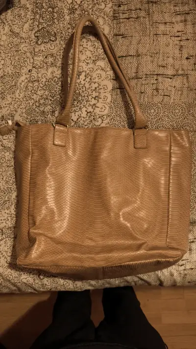 Bolso marca Secret tote beige con textura de piel - miniatura 2