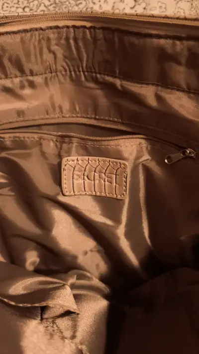 Bolso marca Secret tote beige con textura de piel - miniatura 3