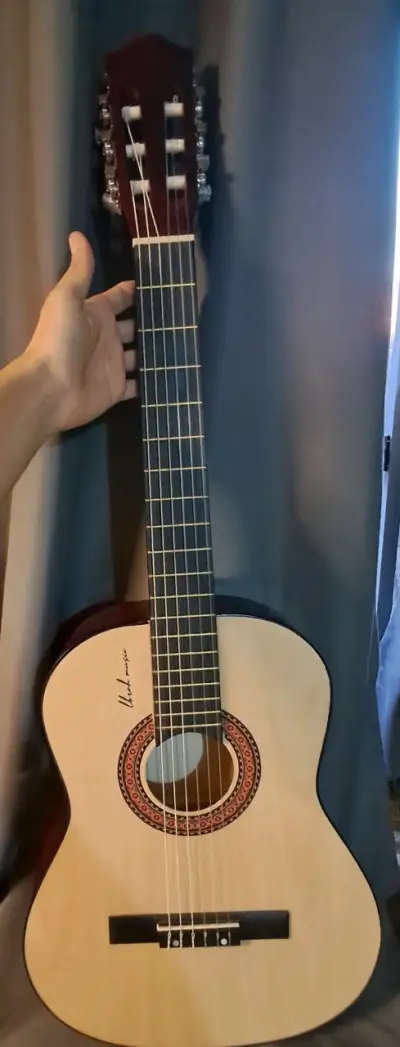 Guitarra acústica clásica de madera - miniatura 1