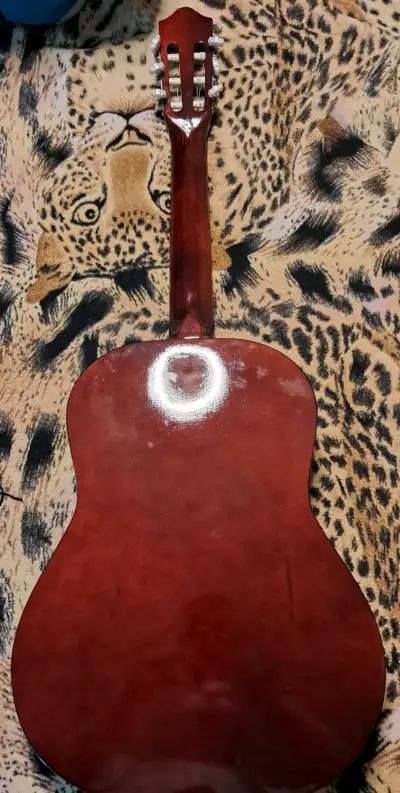 Guitarra acústica clásica de madera - miniatura 3