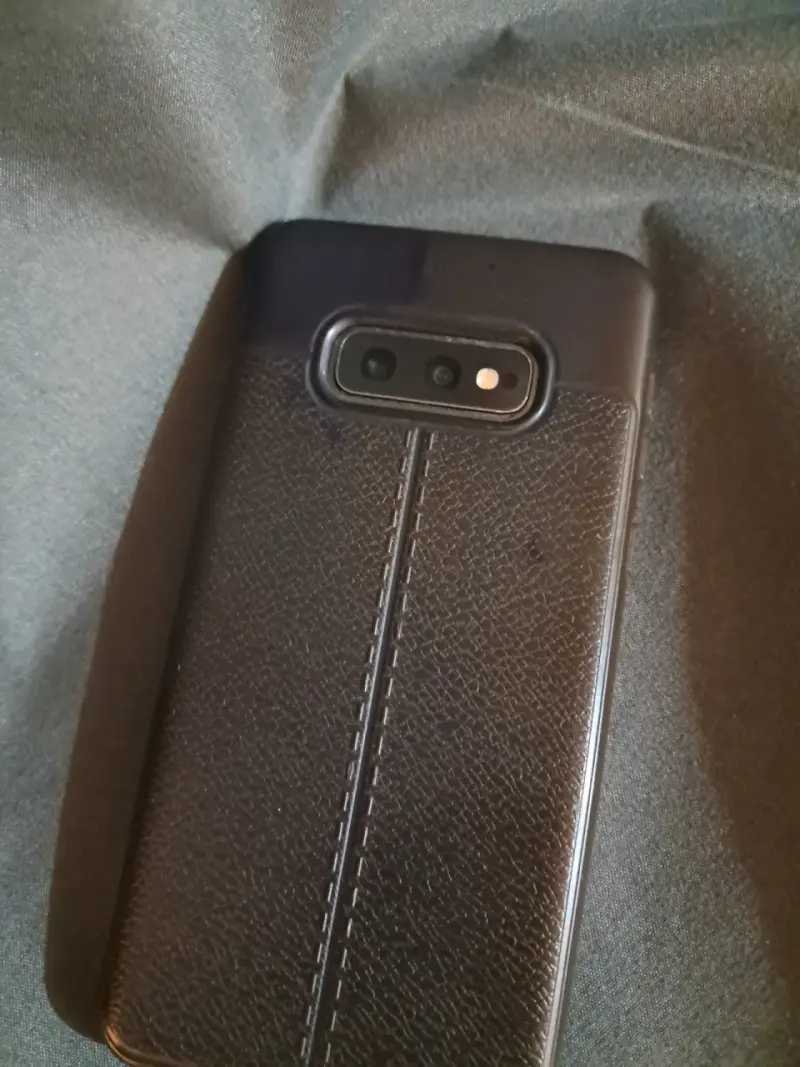 Smartphone Samsung Galaxy S10e en buen estado - 2