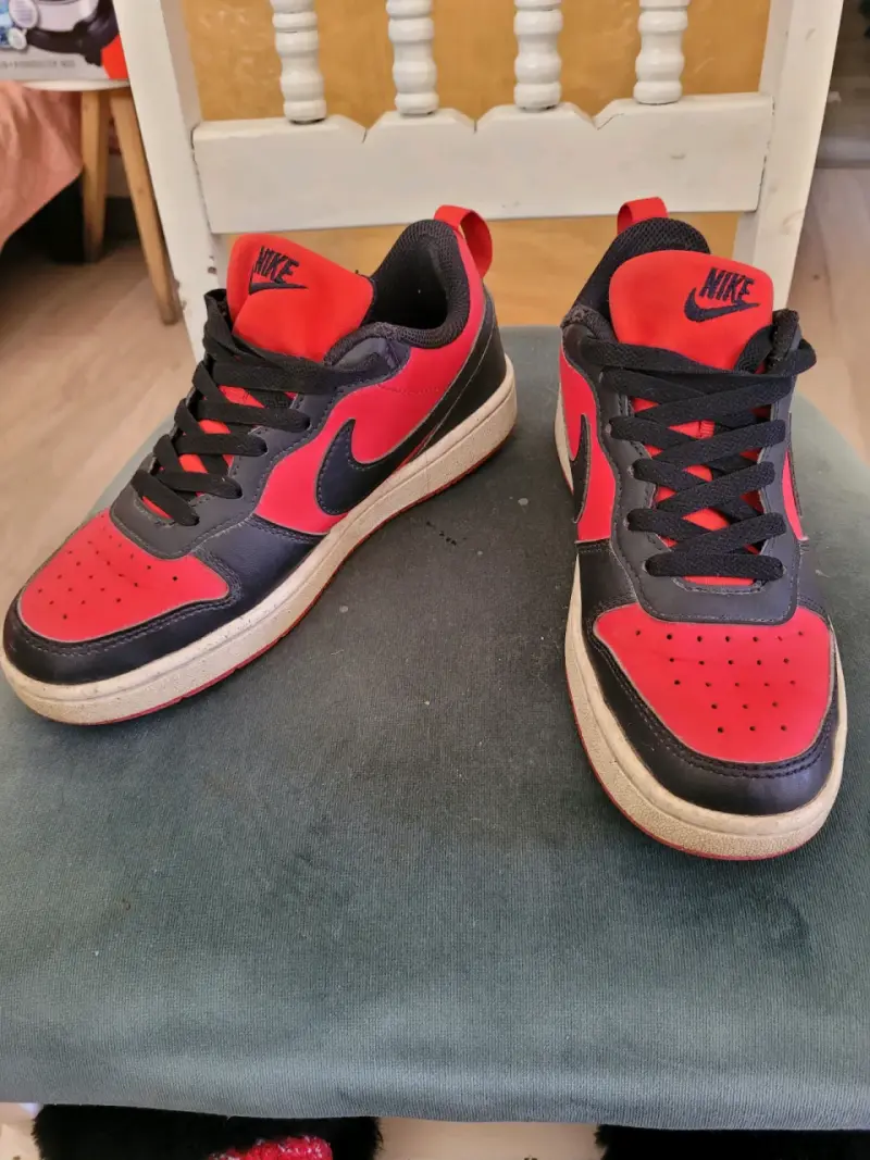 Zapatillas Nike rojas y negras en buen estado