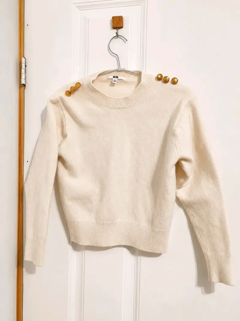 Suéter blanco hueso con botones decorativos