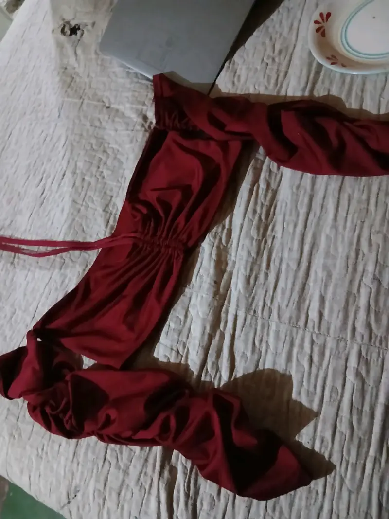 Blusa roja con diseño ajustable - 1