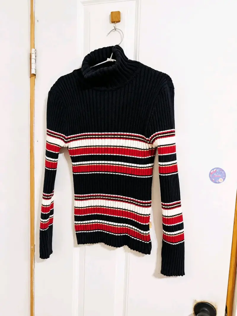 Suéter de cuello alto a rayas negro y rojo
