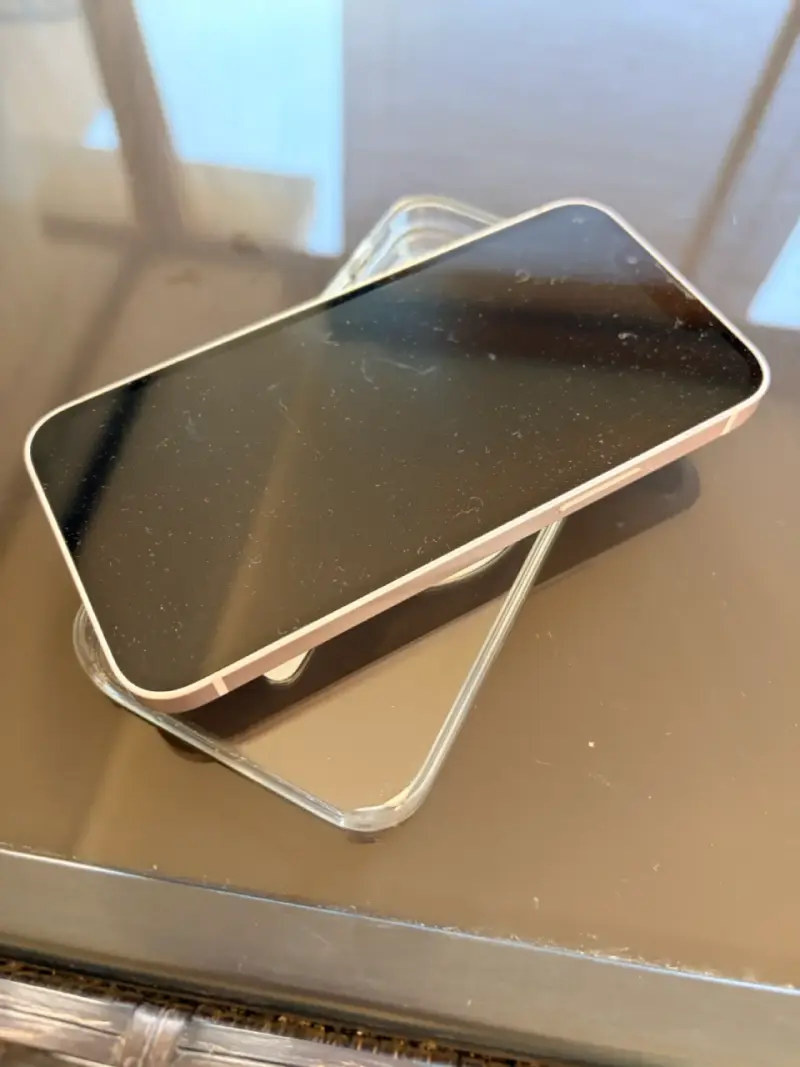 iPhone 13 con carcasa protectora