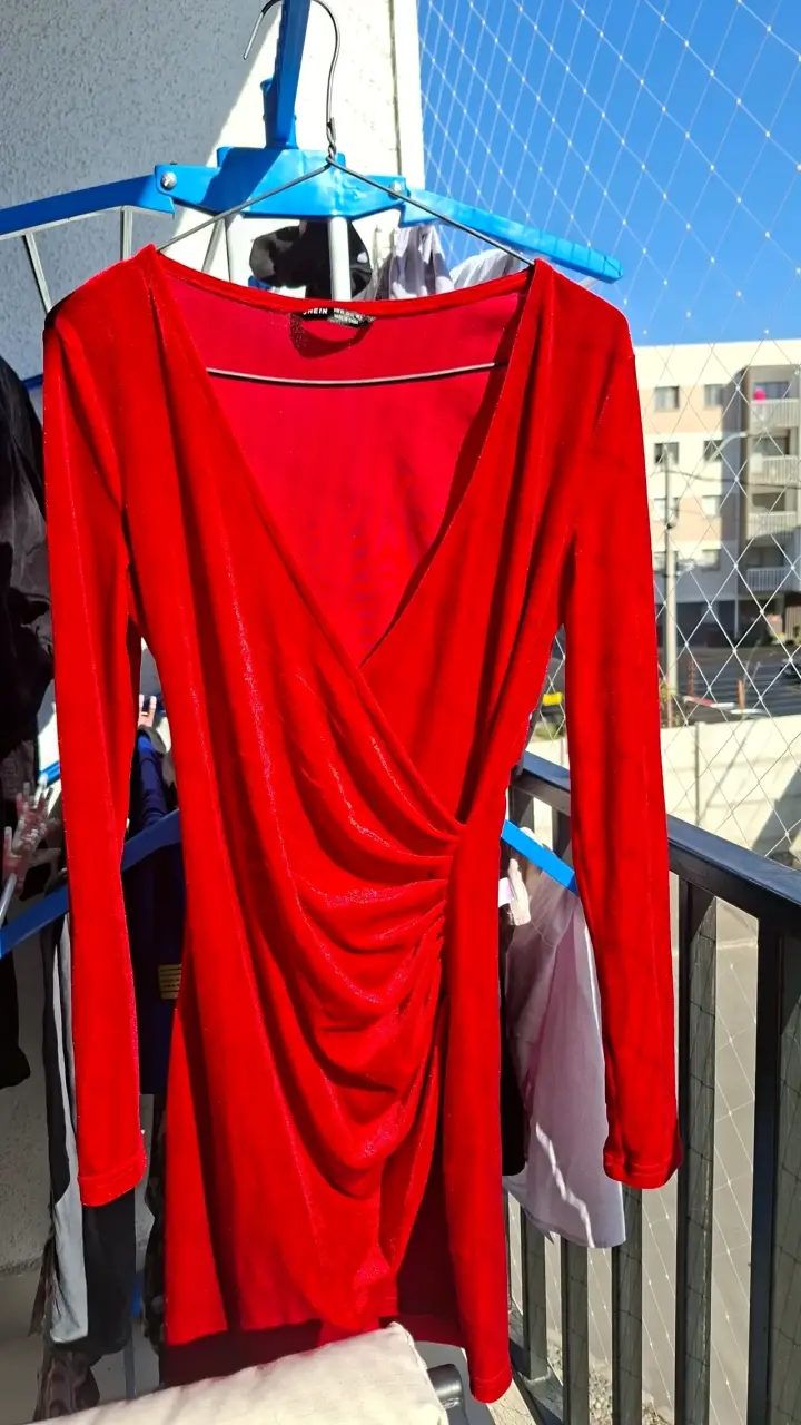 Vestido rojo de terciopelo con escote en V - 1
