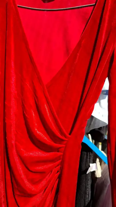 Vestido rojo de terciopelo con escote en V - miniatura 2
