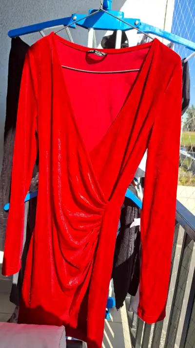 Vestido rojo de terciopelo con escote en V - miniatura 3