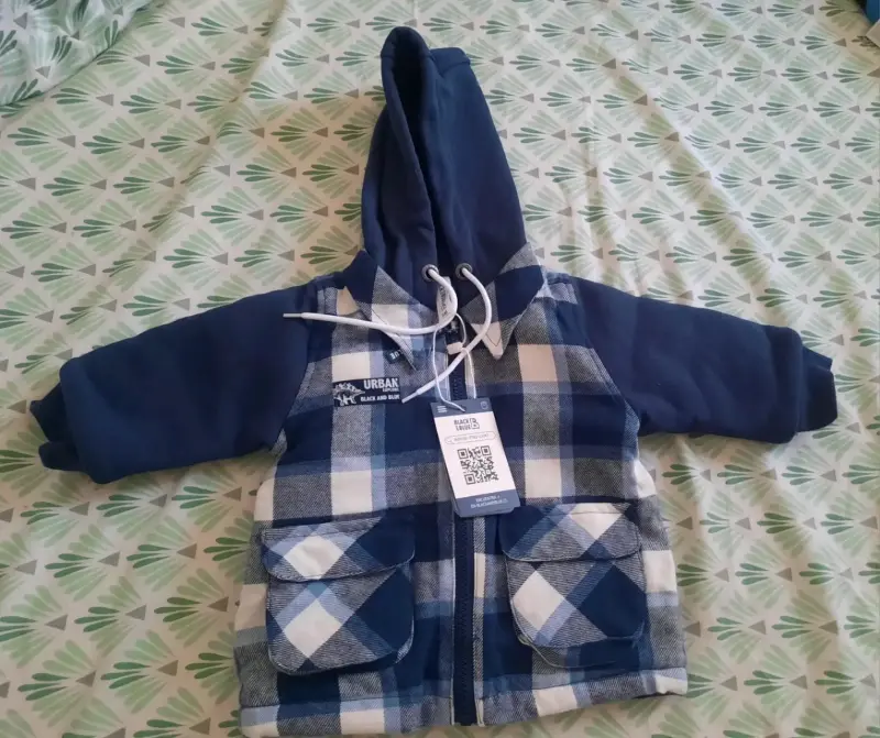 Chaqueta bebe con capucha Black and Blue talla 6ms