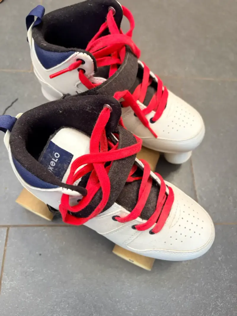 Patines de 4 ruedas blancos con cordones rojos