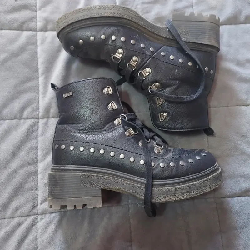 Botas negras con tachas estilo militar