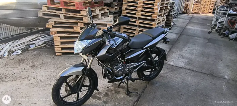 Motocicleta pulsar Ls 125 negra en buen estado - 2
