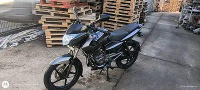 Motocicleta pulsar Ls 125 negra en buen estado - miniatura 2
