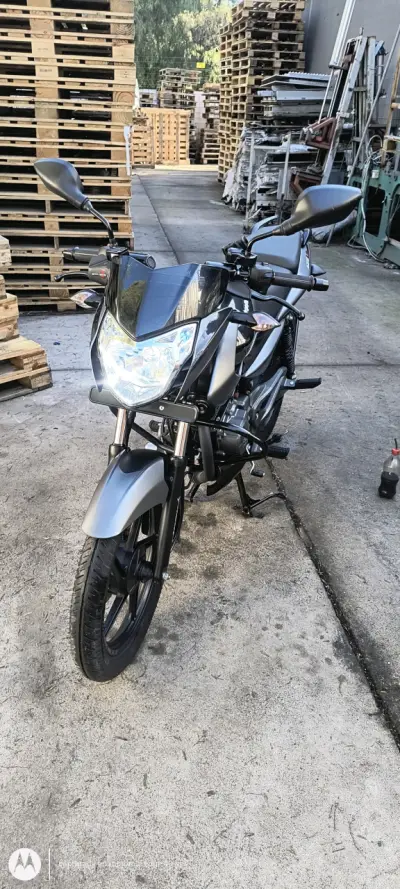 Motocicleta pulsar Ls 125 negra en buen estado - miniatura 3