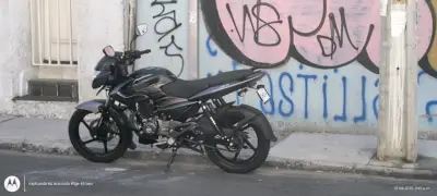 Motocicleta pulsar Ls 125 negra en buen estado - miniatura 4