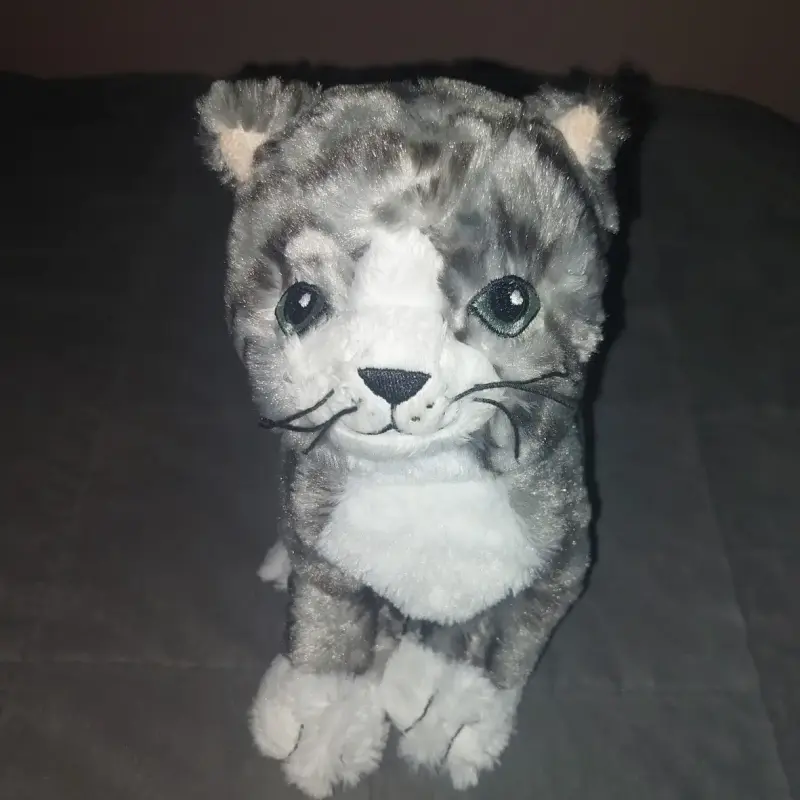 Peluche de gato gris suave y tierno