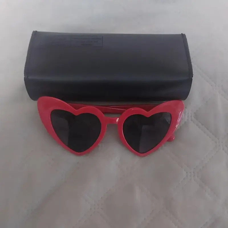 Gafas de sol corazón rojas con estuche