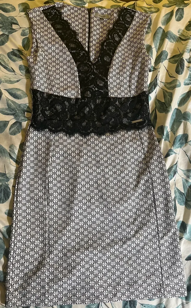 Vestido elegante con encaje negro Apology - 1