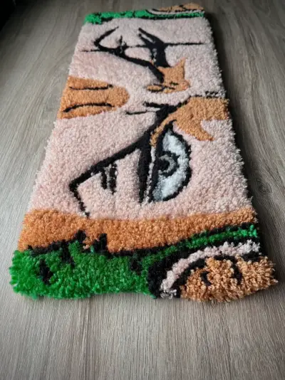 Alfombra tufting con diseño de personaje - miniatura 3