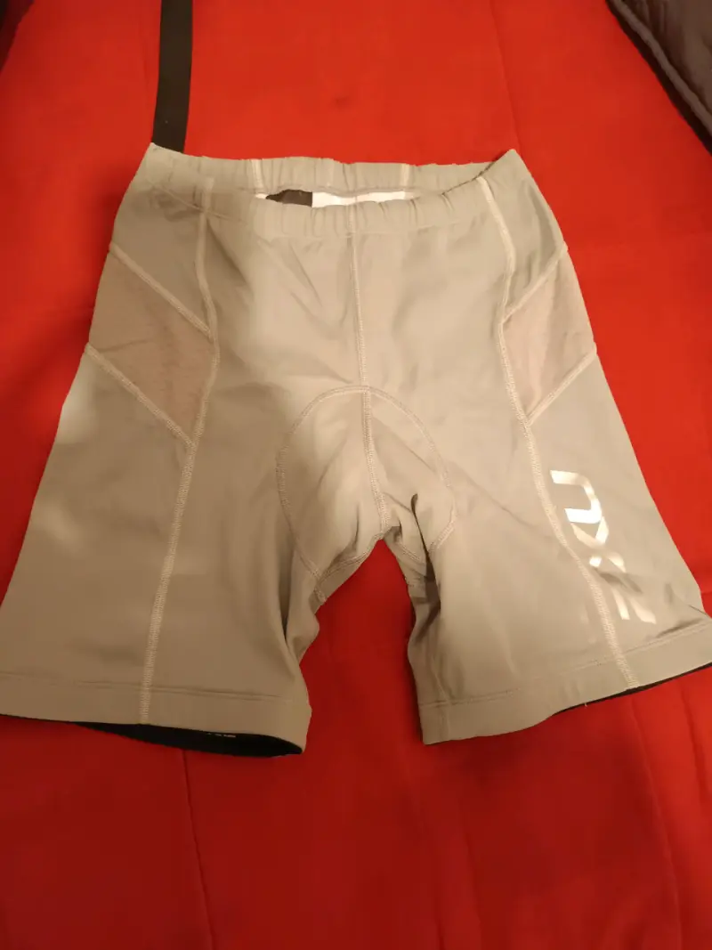 Shorts de ciclismo gris con logo - 1