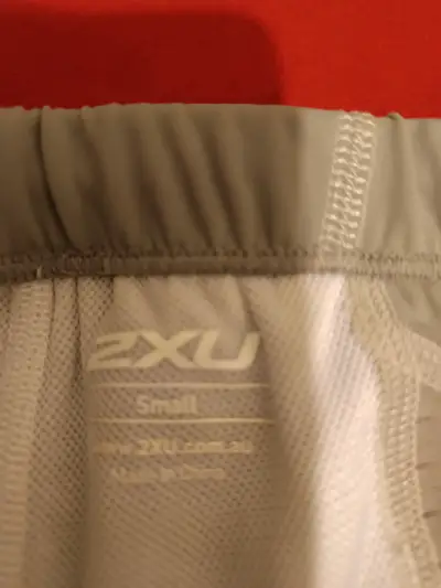 Shorts de ciclismo gris con logo - miniatura 2