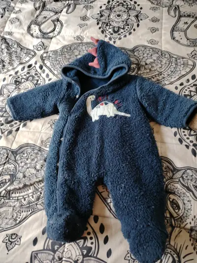 Enterito de bebé azul con dinosaurio - miniatura 1