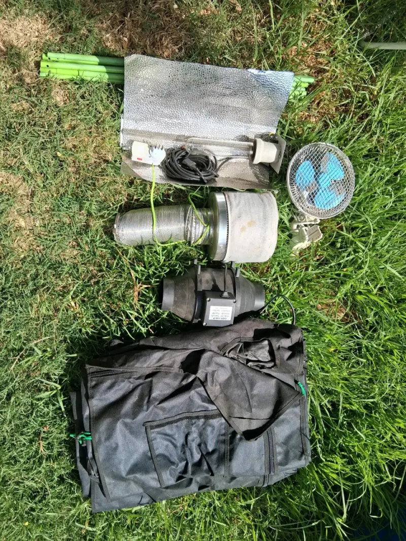 Kit de cultivo indoor completo con ventilación
