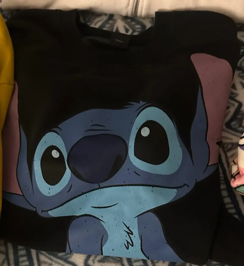 Polerón negro con diseño de personaje animado