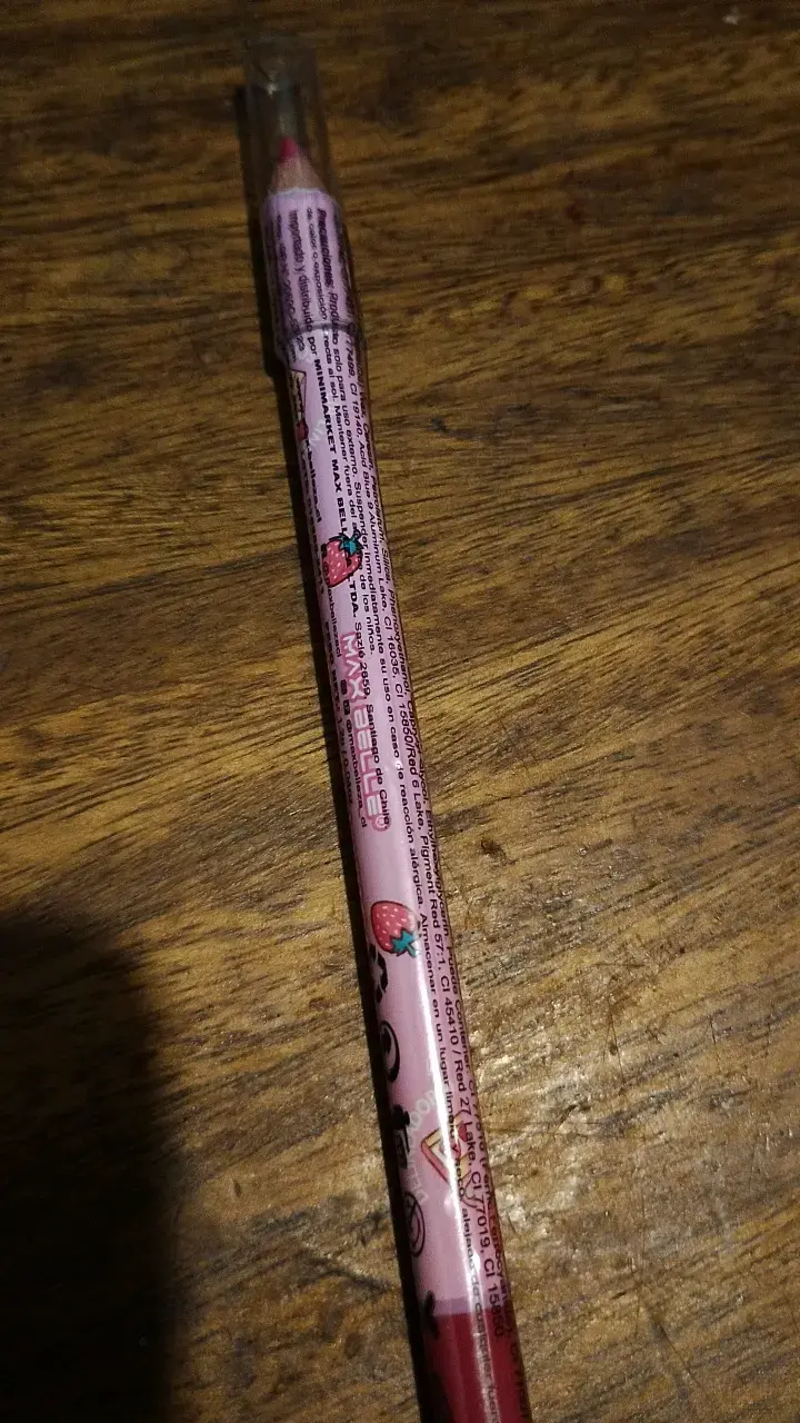 Lápiz labial en lápiz color rojo