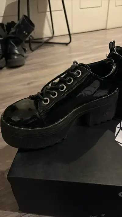 Zapatos de charol negro con plataforma C/Moran - miniatura 2