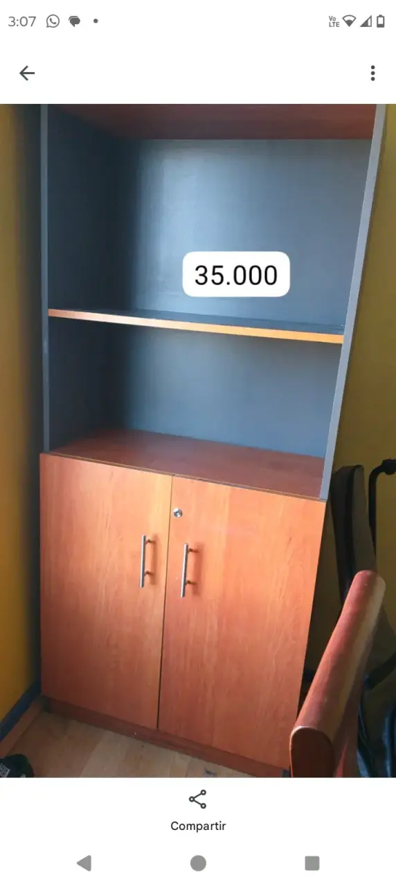 Estante de madera con puertas