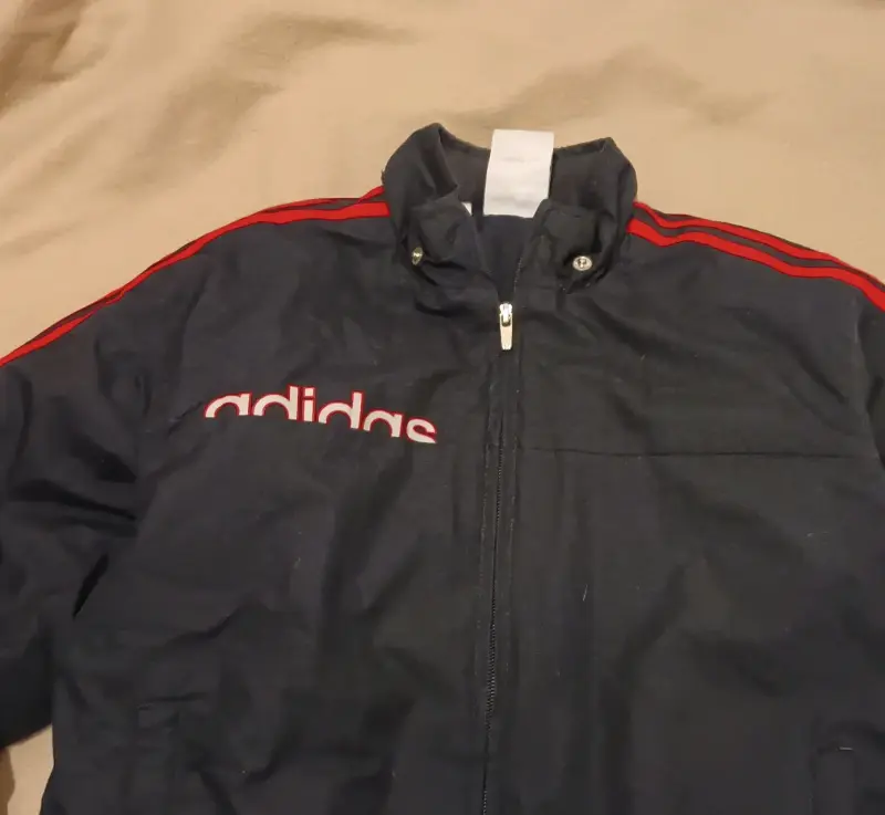 Chaqueta Adidas negra con franjas rojas - 1