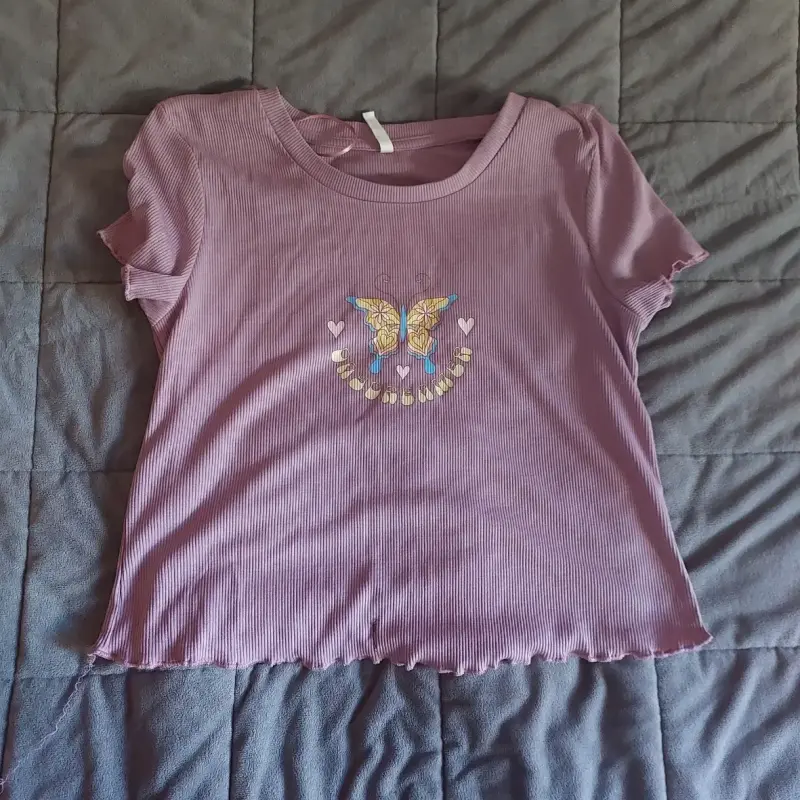 Polera lila con diseño de mariposa