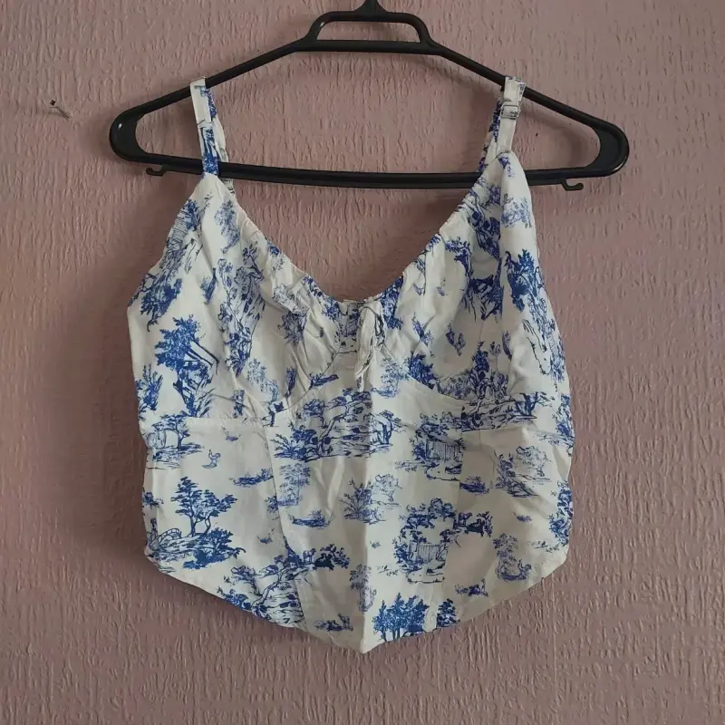 Blusa sin mangas estampada azul y blanca