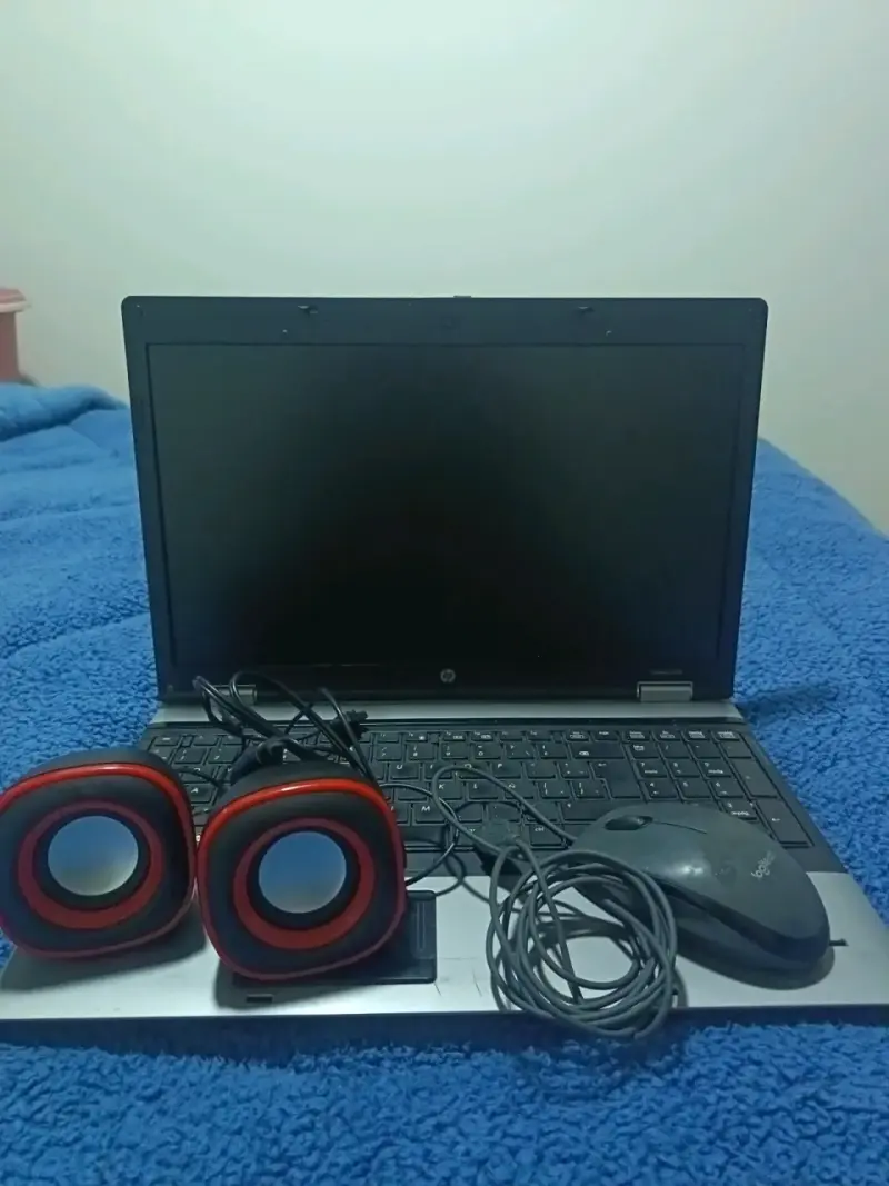 Laptop HP con parlantes y mouse Logitech - 1